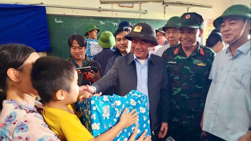 디엔디엔시의 심각한 침수 지역에서, 사무국 상임위원인 쩐 깜 투는 홍수 대피소에 있는 가구들을 친절하게 방문하고 홍수로부터 대피한 사람들에게 선물을 주었습니다.