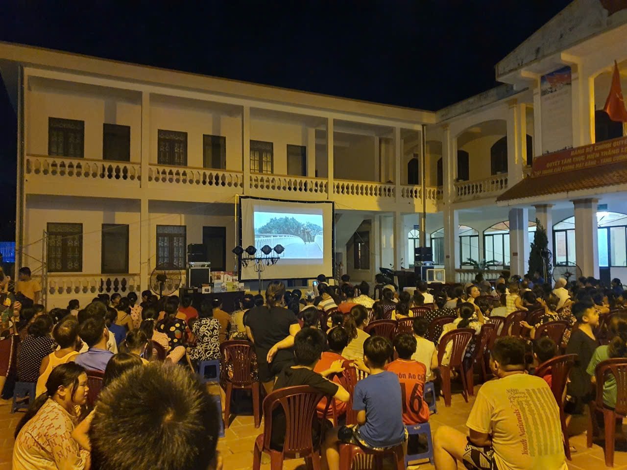 Chiếu bóng về làng