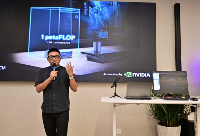 Asus ra mắt Ascent GX10 – siêu máy tính AI thế hệ mới - Ảnh 1.