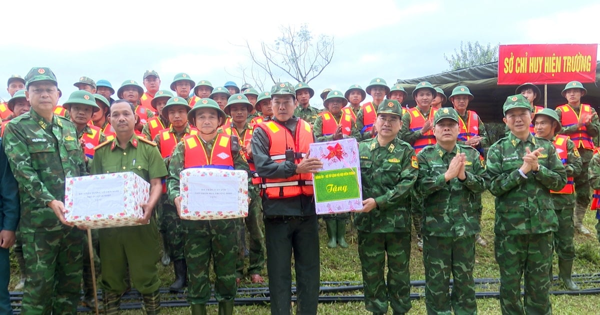 Lãnh đạo Bộ Tư lệnh Bộ đội Biên phòng thăm, tặng quà tại xã Hùng Sơn