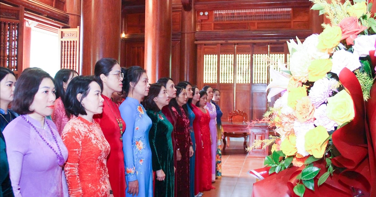 Hội Liên hiệp Phụ nữ tỉnh dâng hoa tưởng niệm Chủ tịch Hồ Chí Minh và đồng chí Nguyễn Thị Minh Khai