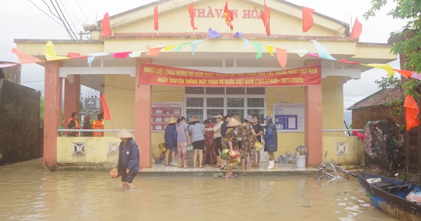 Bộ đội vượt lũ, đưa hàng cứu trợ vào thôn có trên 600 dân bị cô lập