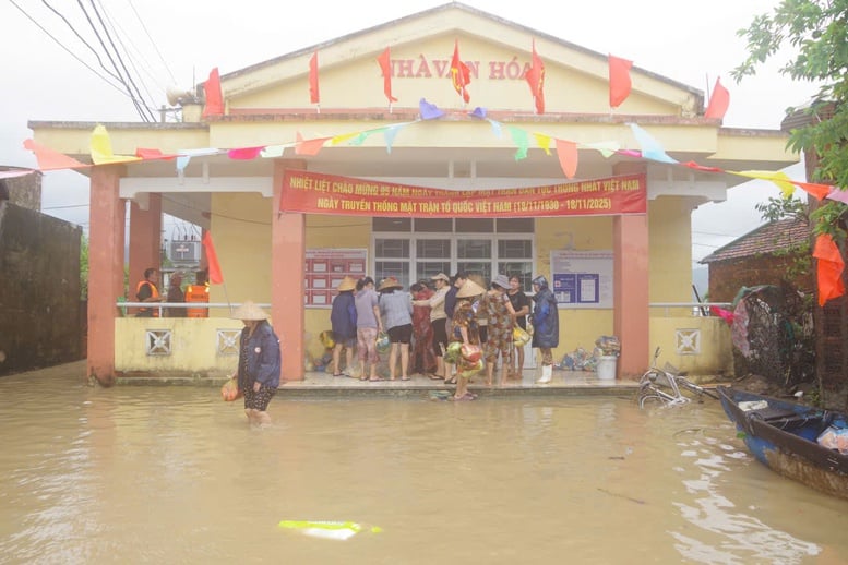 Bộ đội vượt lũ, đưa hàng cứu trợ vào thôn có trên 600 dân bị cô lập- Ảnh 3.