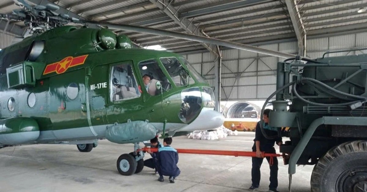 Trực thăng Mi-17 cất cánh bay vào vùng lũ Đắk Lắk cứu trợ...