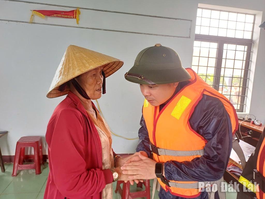 Phó Bí thư Tỉnh ủy Đỗ Hữu Huy kiểm tra công tác ứng phó với lụt bão tại các xã Dur Kmăl, Krông Ana.