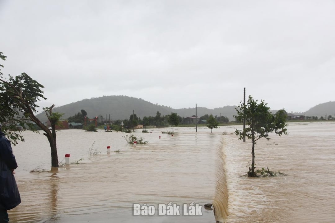 เส้นทางจราจรภายในเขตเทศบาลดูร์ กมล ถูกน้ำท่วม