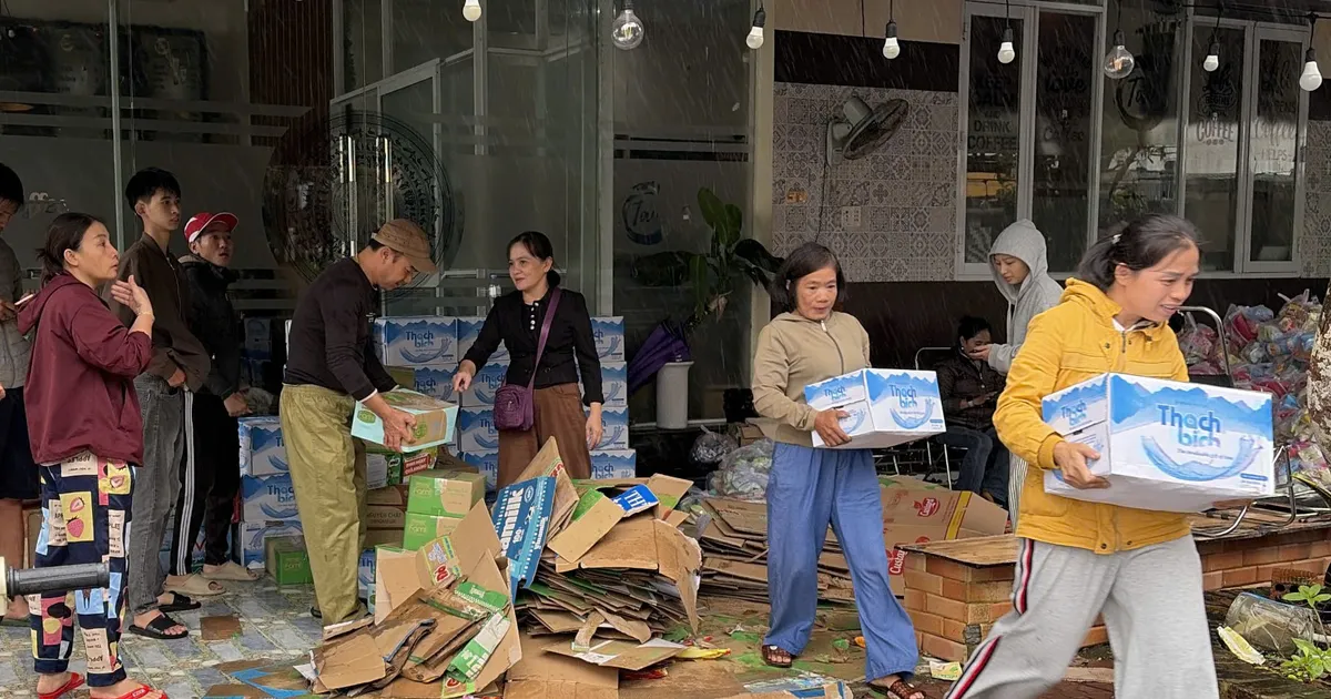 Người dân Quảng Ngãi hướng về vùng lũ, gửi từng chiếc bánh, từng chuyến hàng