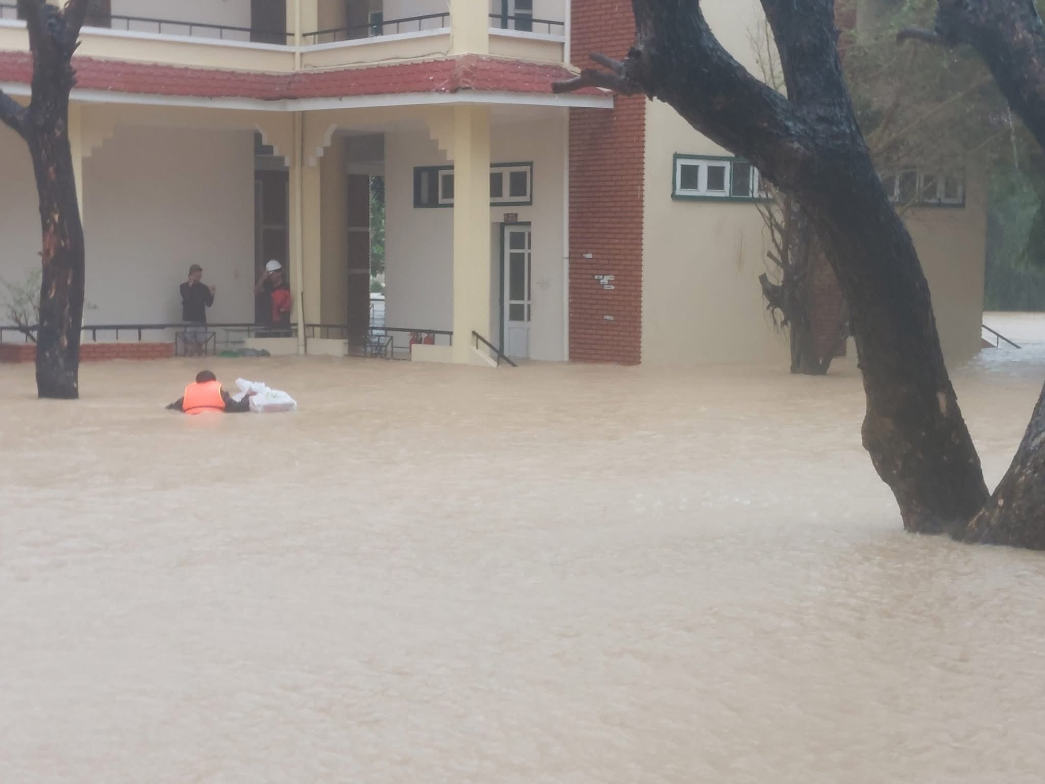 Lời kể thầy hiệu trưởng cùng giáo viên bơi trong lũ, cứu trợ 500 học trò - Ảnh 4.