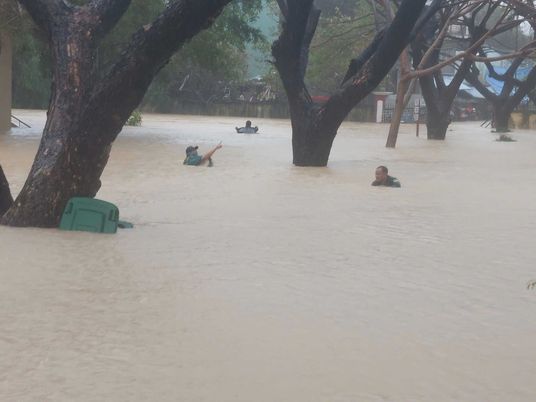 Lời kể thầy hiệu trưởng cùng giáo viên bơi trong lũ, cứu trợ 500 học trò - Ảnh 5.