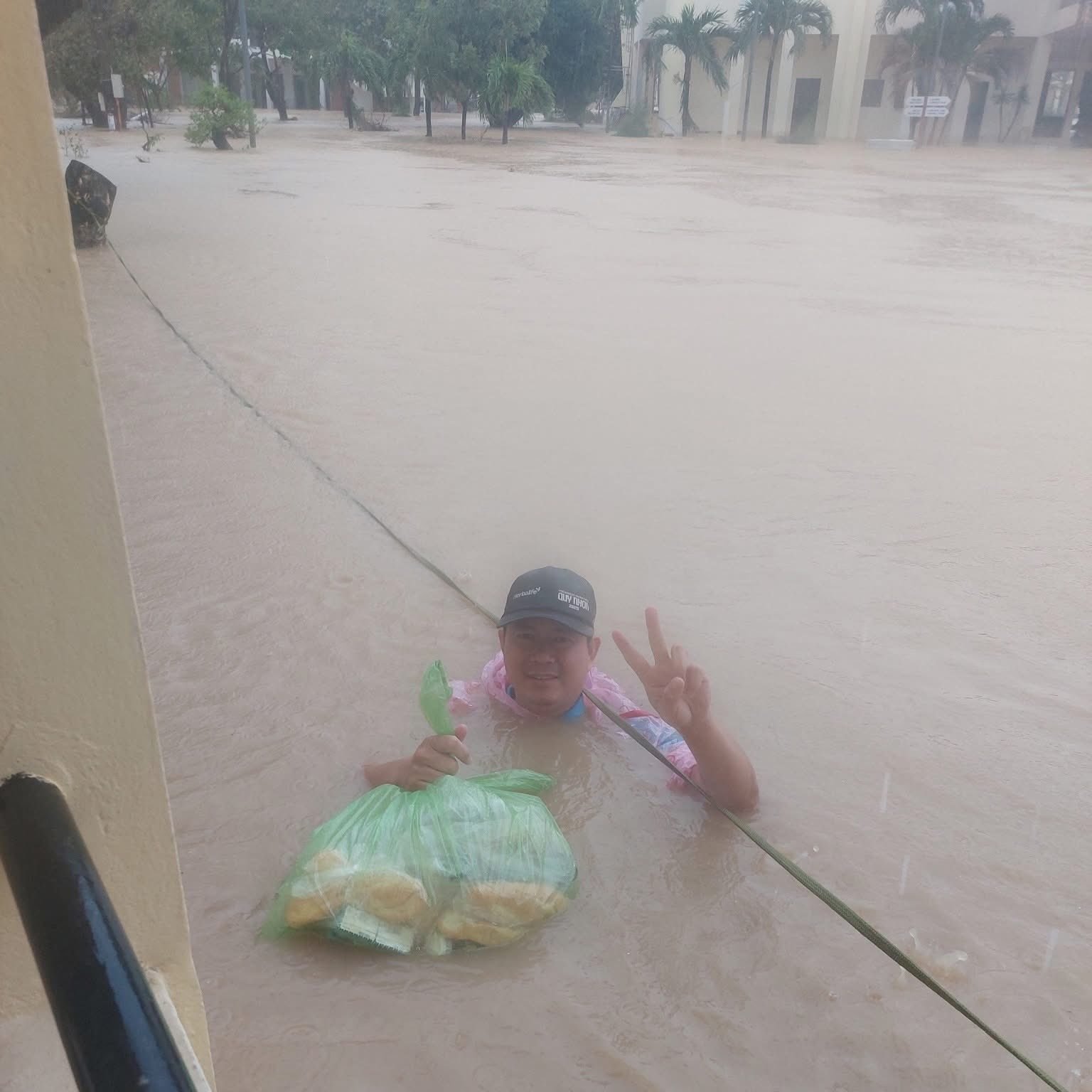 Lời kể thầy hiệu trưởng cùng giáo viên bơi trong lũ, cứu trợ 500 học trò - Ảnh 7.