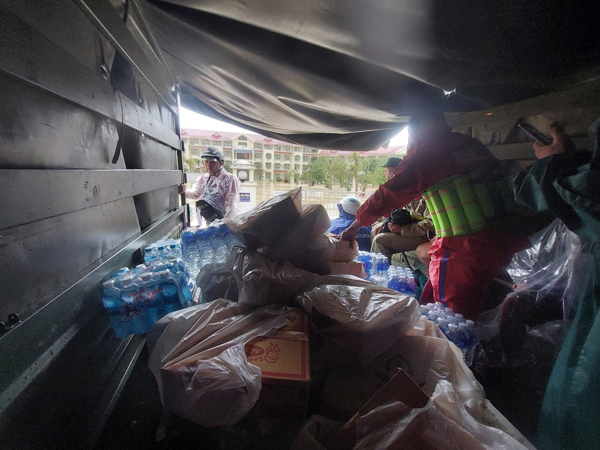 Lời kể thầy hiệu trưởng cùng giáo viên bơi trong lũ, cứu trợ 500 học trò - Ảnh 10.