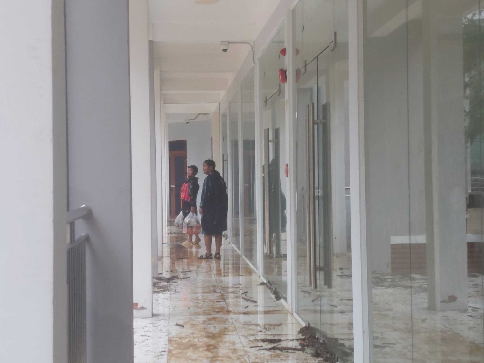 Lời kể thầy hiệu trưởng cùng giáo viên bơi trong lũ, cứu trợ 500 học trò - Ảnh 11.