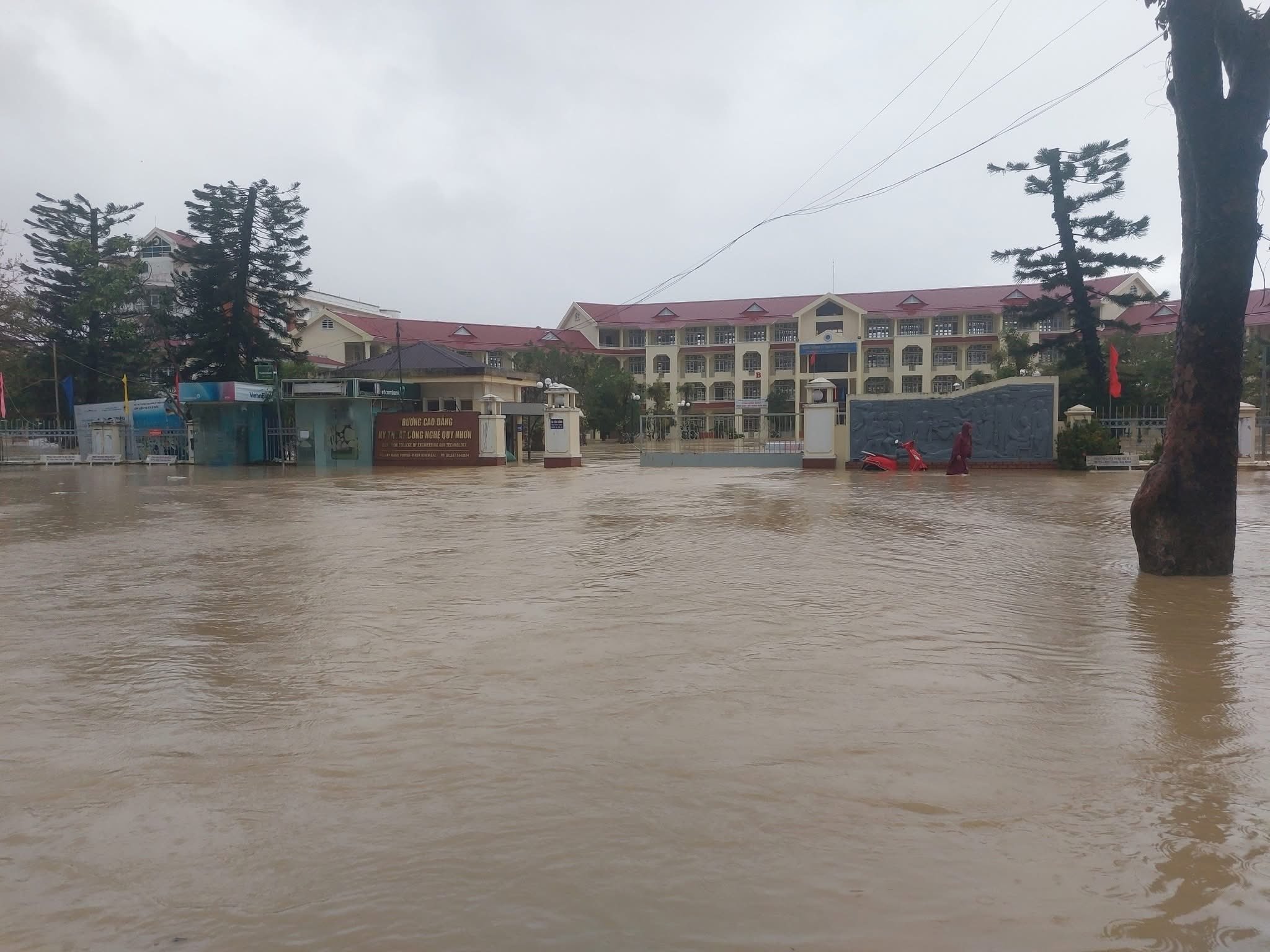 Lời kể thầy hiệu trưởng cùng giáo viên bơi trong lũ, cứu trợ 500 học trò - Ảnh 12.