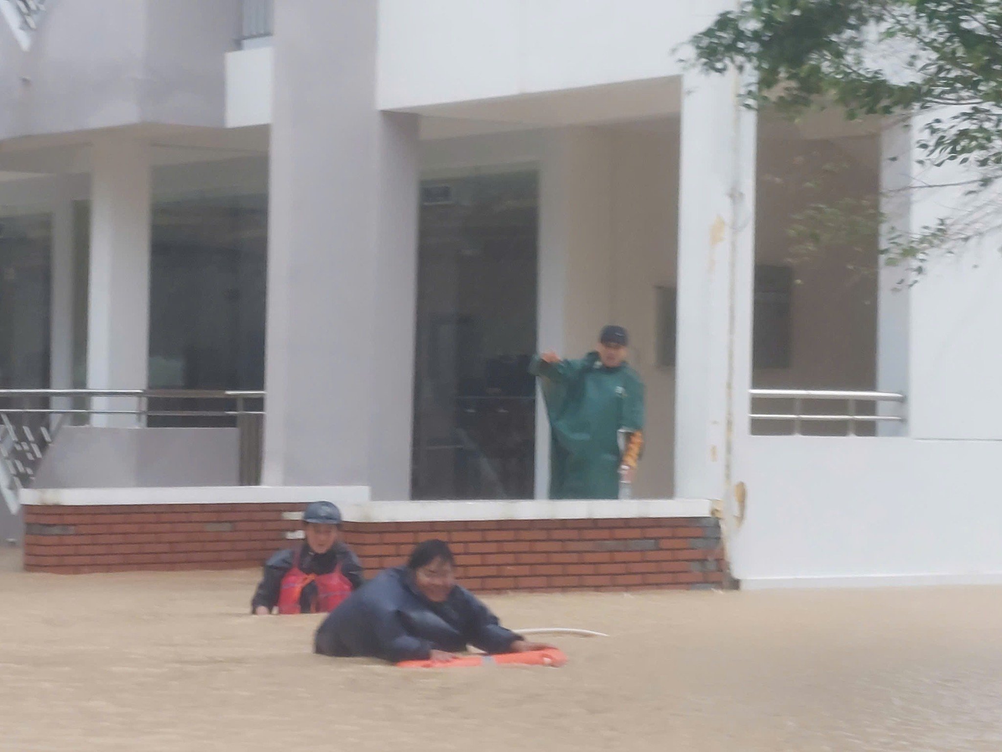 Lời kể thầy hiệu trưởng cùng giáo viên bơi trong lũ, cứu trợ 500 học trò - Ảnh 13.