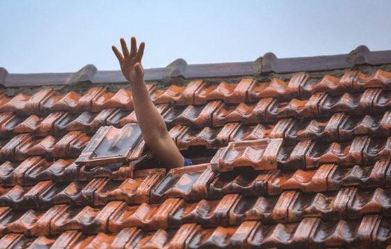 Gỡ mái nhà cứu người mắc kẹt ở tâm lũ miền Trung