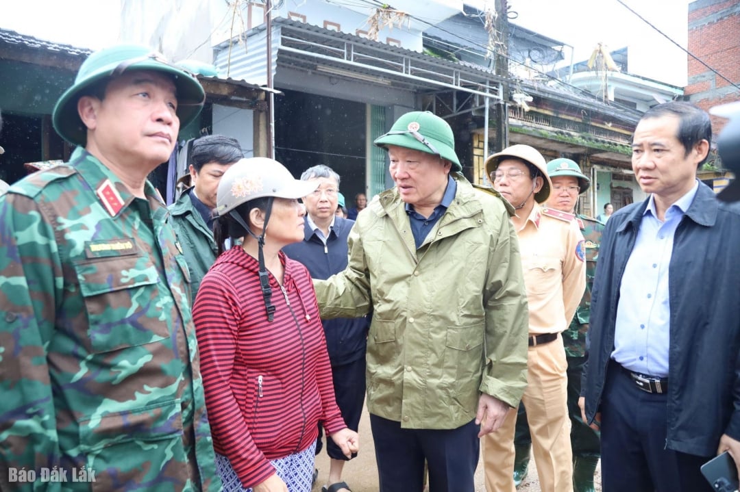 Phó Thủ tướng Thường trực Chính phủ Nguyễn Hòa Bình thăm, động viên các gia đình thiệt hại nặng do lũ lụt tại Đắk Lắk