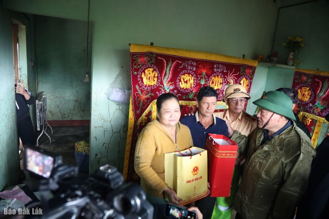 ... التعازي والهدايا لأسر الأشخاص الذين لقوا حتفهم بسبب الفيضانات في بلدة توي آن تاي.