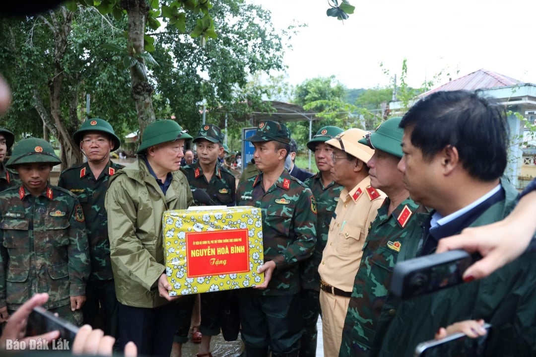 ... وقدم الهدايا للقوات العسكرية لمساعدة الناس على التغلب على عواقب الفيضانات في بلدة دونغ شوان.