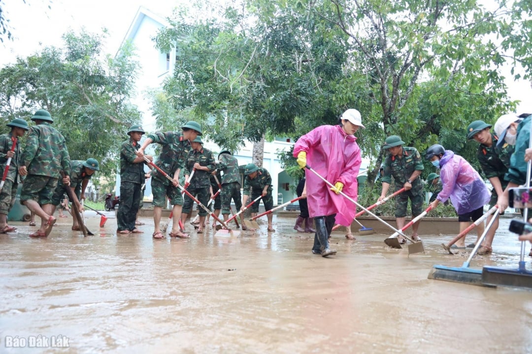 تقوم القوات العسكرية والمعلمون في مدرسة فان لو ثانه الثانوية (بلدية دونج شوان) بتنظيف الطين والأوساخ استعدادًا لاستمرار الطلاب في الذهاب إلى المدرسة.