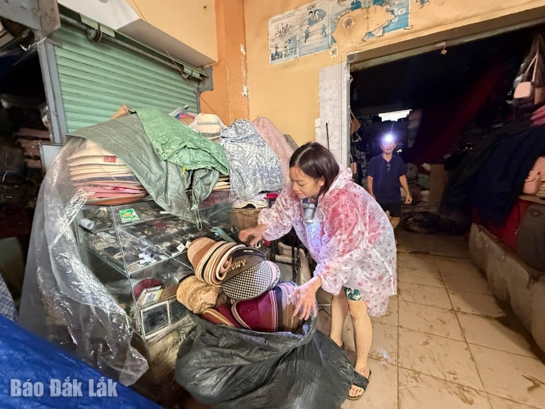 सुश्री गुयेन थी गुयेत अपने जलमग्न स्टॉल को देखकर रो पड़ीं, क्योंकि अब उन्हें समझ नहीं आ रहा था कि इसे ठीक करने के लिए कहां से शुरुआत करें।