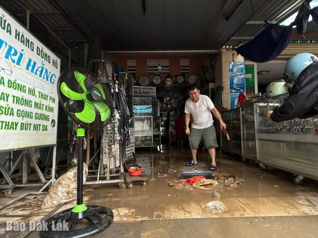 व्यापारियों ने शीघ्र ही पुनः खोलने के लिए साफ-सफाई करने का अवसर लिया।