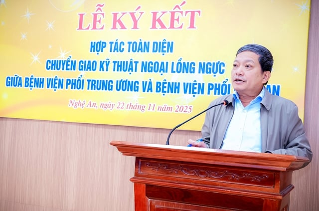 Tiến sĩ, Bác sĩ cao cấp Đinh Văn Lượng - Giám đốc Bệnh viện Phổi Trung ương, Trưởng ban điều hành Chương trình Chống lao quốc gia phát biểu tại buổi lễ.