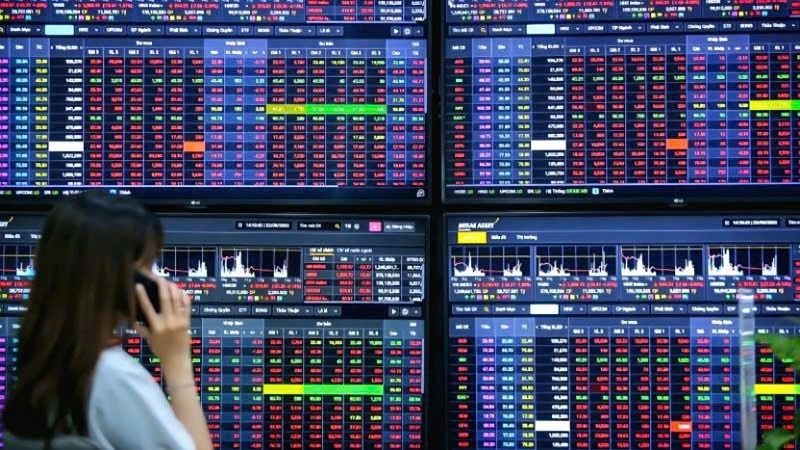 Thị trường phân hóa, chỉ số chung vẫn giữ sắc xanh