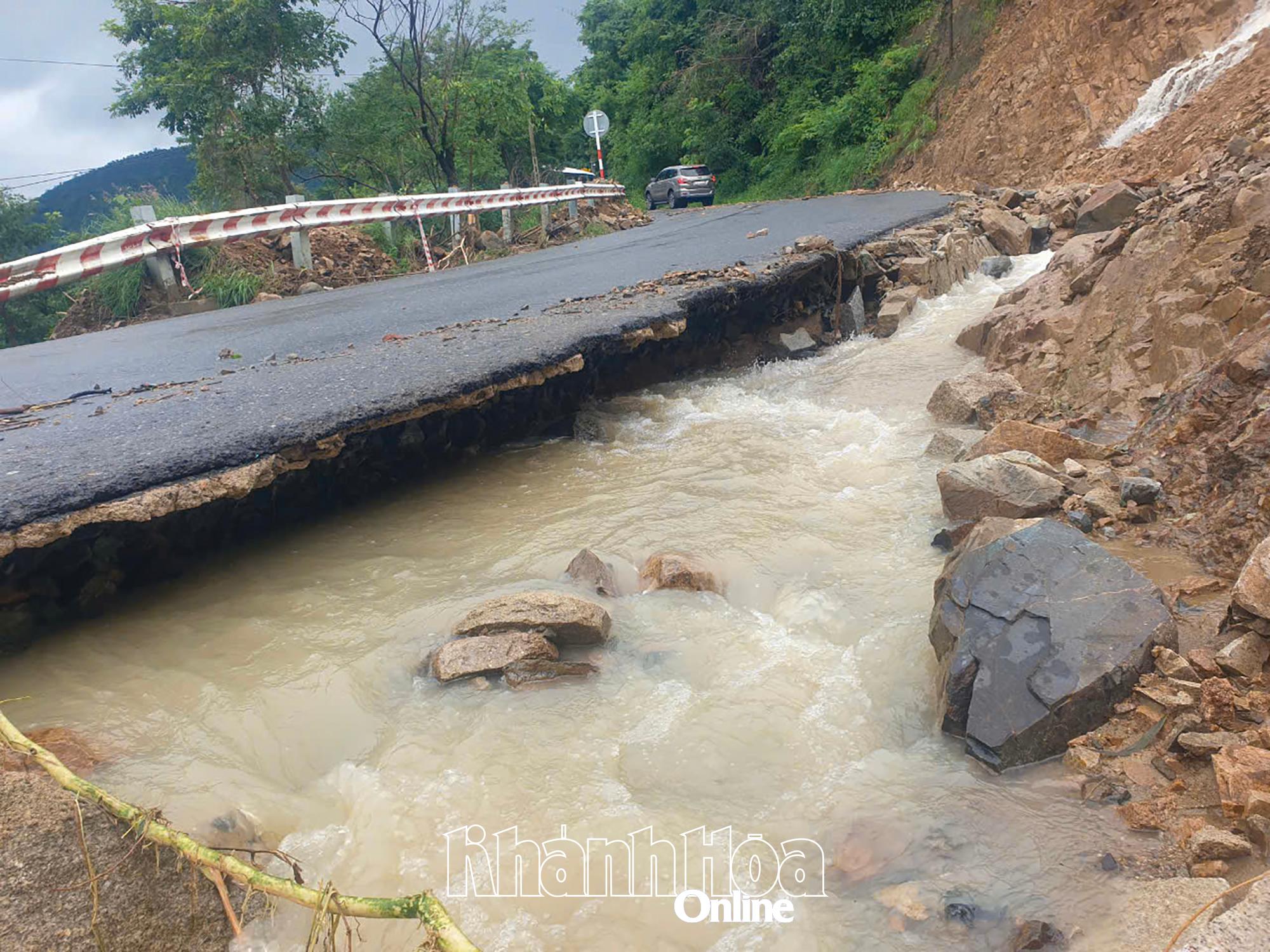 Người dân cần đặc biệt chú ý an toàn khi qua đèo Khánh Sơn