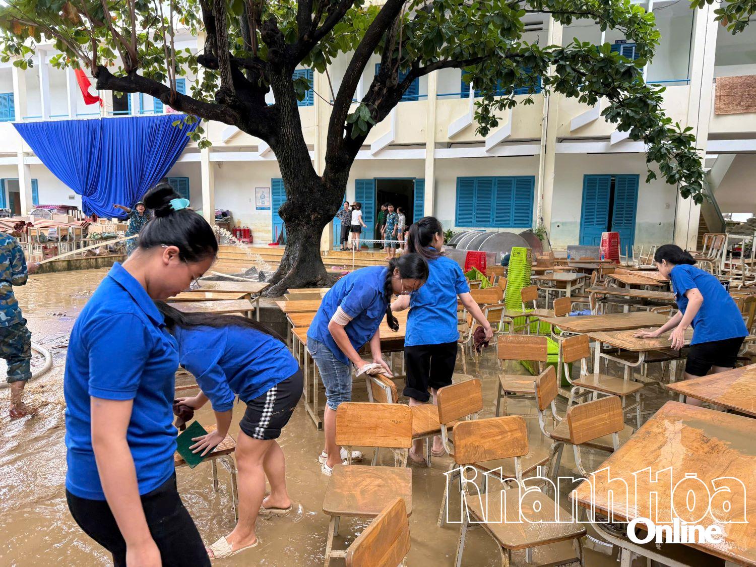 Sinh viên nhà trường hỗ trợ dọn dẹp vệ sinh tại Trường Tiểu học Ngọc Hiệp (phường Tây Nha Trang). 