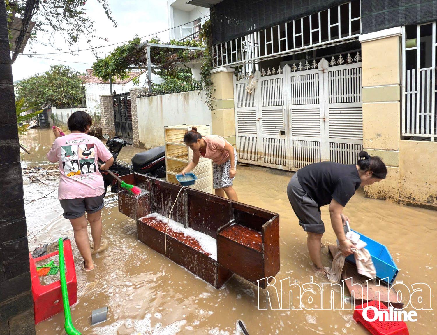 Hỗ trợ dọn dẹp tại nhà viên chức. 