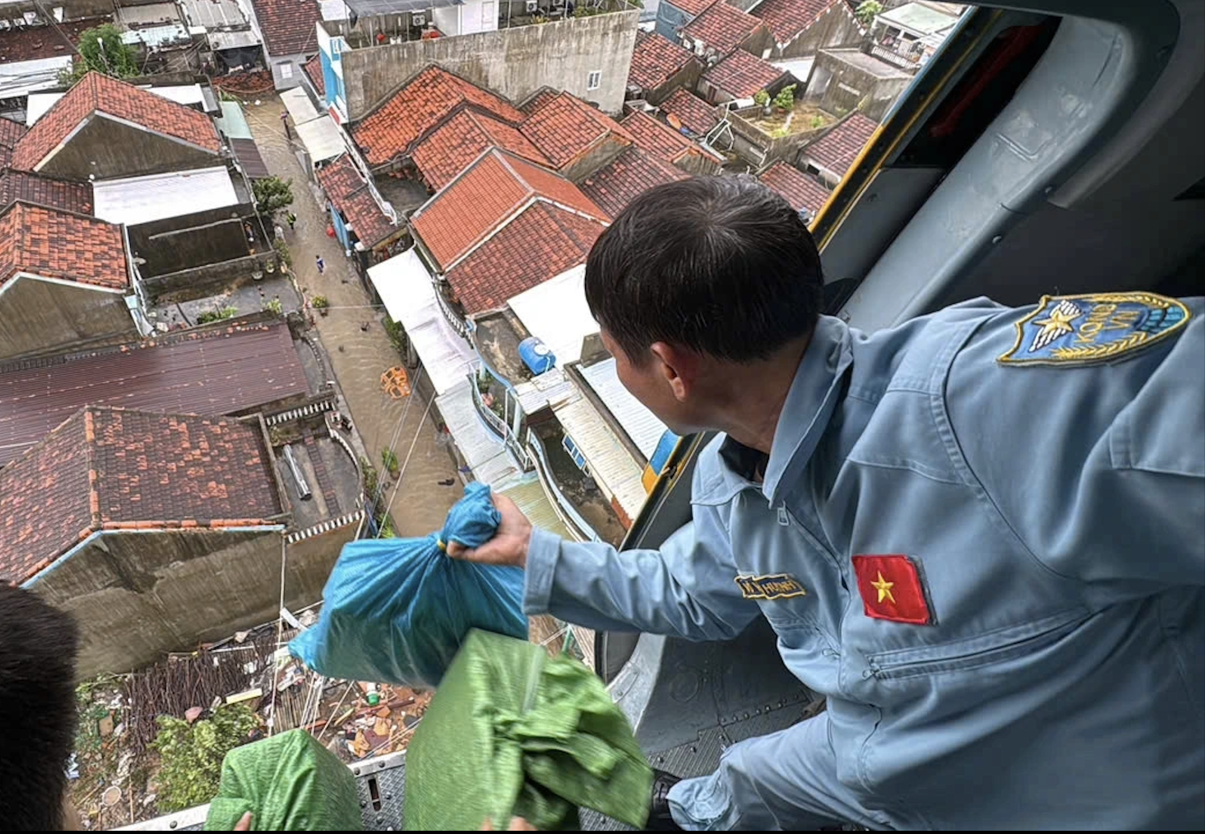 (Trực tiếp) Lũ lịch sử: Không quân cất cánh thả hàng cứu trợ tại phía đông Đắk Lắk (Phú Yên cũ)