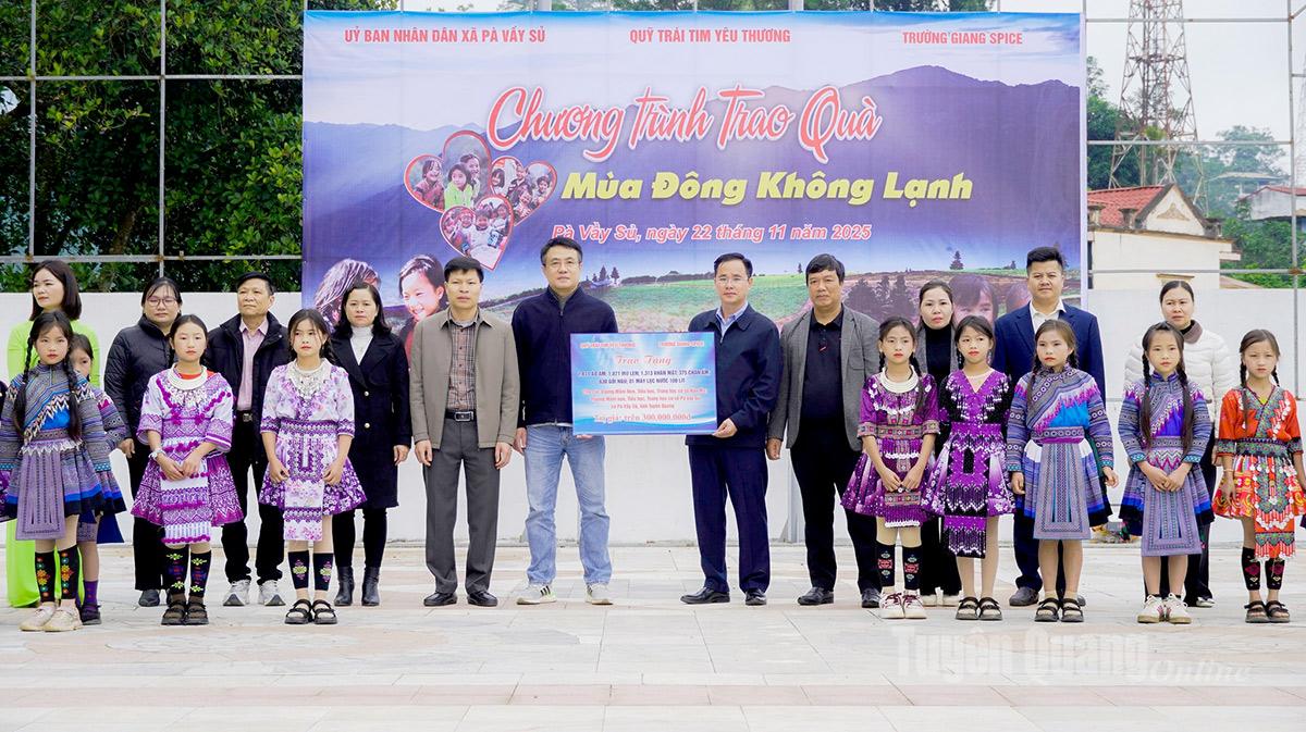 Chương trình “Mùa Đông Không Lạnh” mang hơi ấm đến học sinh xã Pà Vầy Sủ