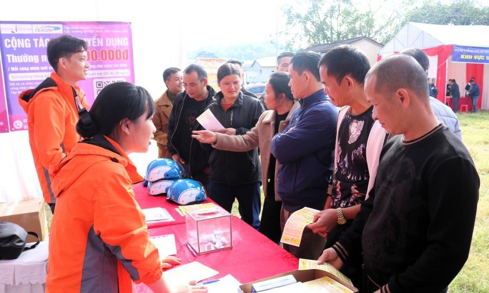 Hơn 1.000 người tham gia Ngày hội tư vấn học nghề, giới thiệu việc làm tại xã Văn Lãng