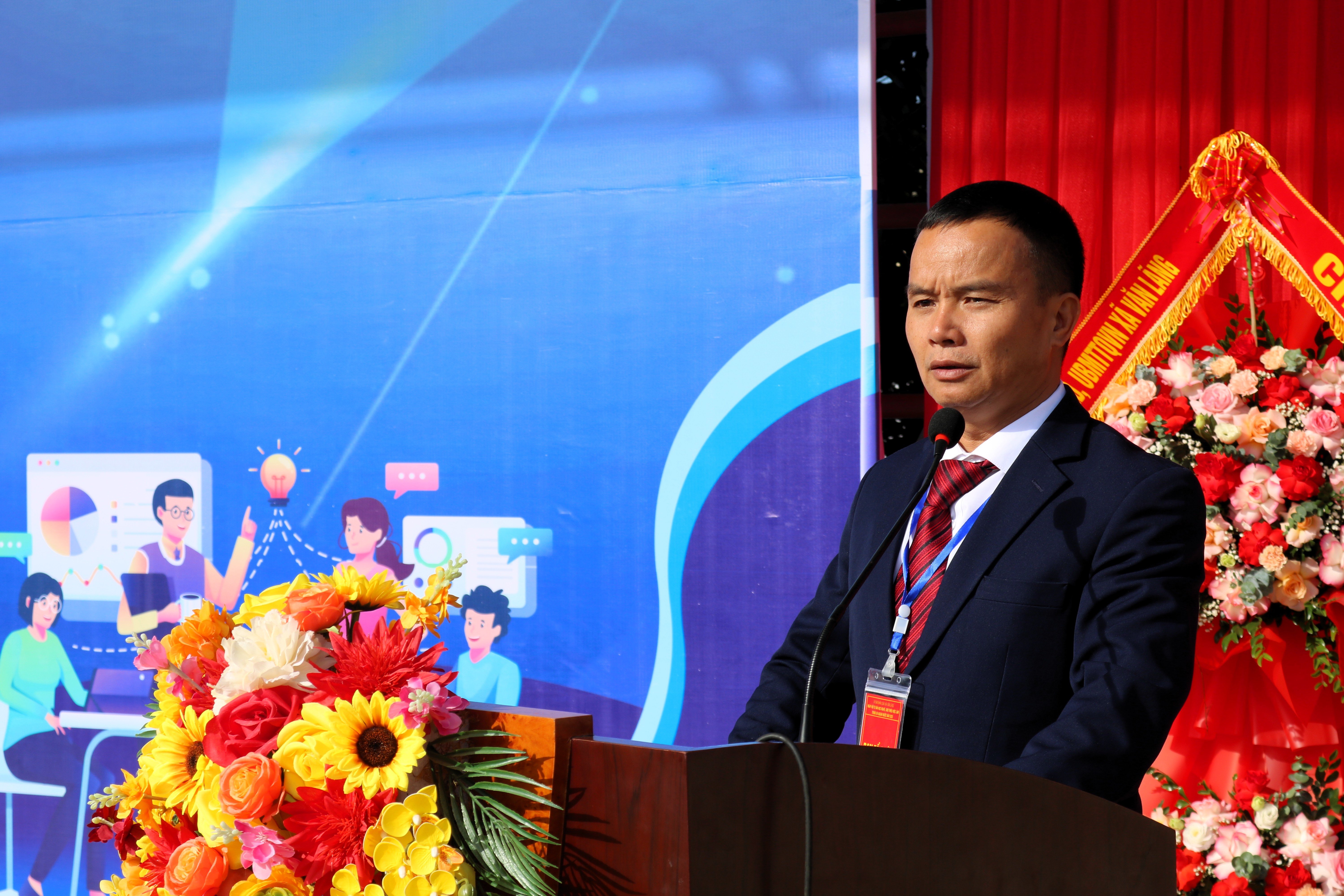 Representative of Van Lang Commune People's Committee leader delivered opening speech at the festival