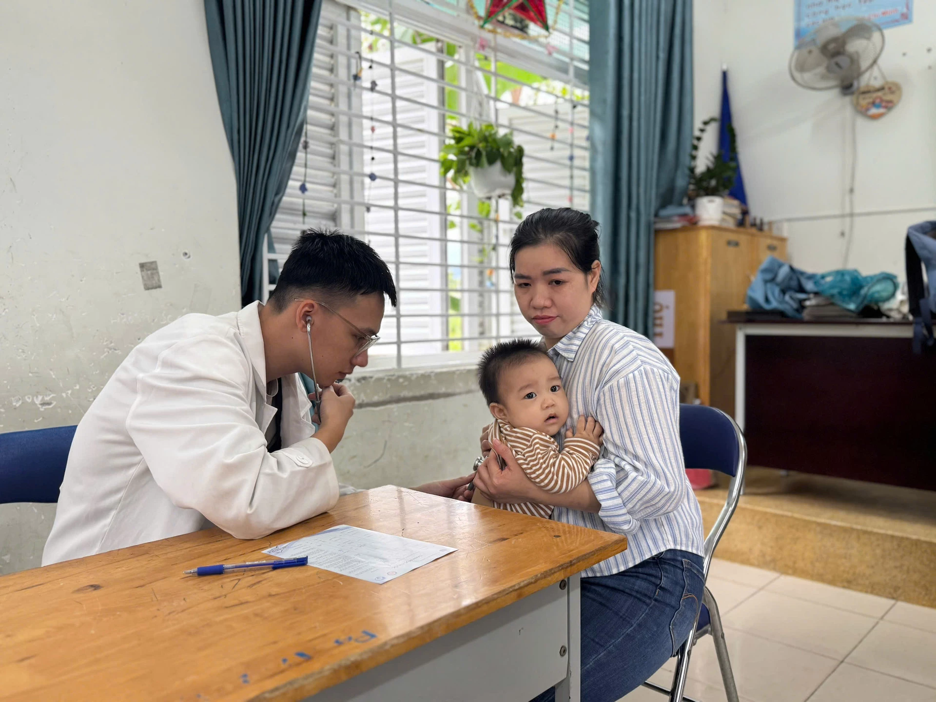 Lékařský tým z Ho Či Minova Města vyšetřuje dětského pacienta na oddělení v Nam Nha Trangu.