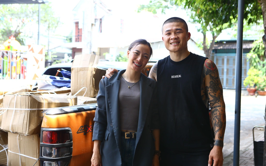 Võ sĩ Trương Đình Hoàng tích cực hỗ trợ người dân vùng lũ