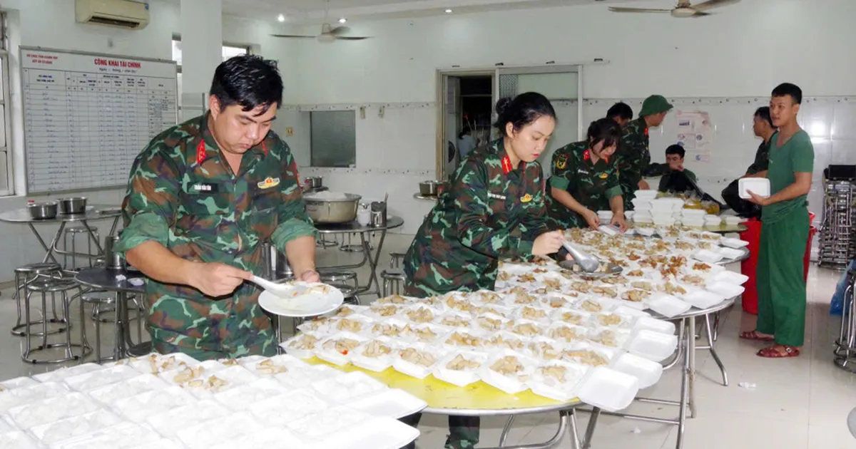 Thiết lập các bếp ăn dã chiến giúp người dân vùng lũ Đắk Lắk