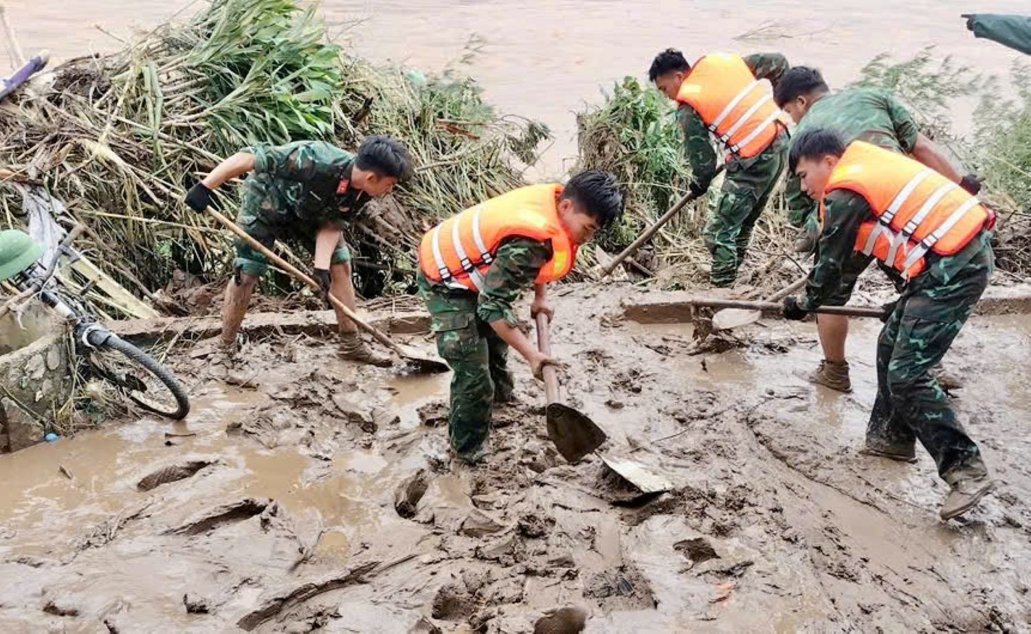 V ohrožených a nebezpečných oblastech nosí vojáci 25. brigády záchranné vesty, uklízejí a pomáhají lidem rychle stabilizovat jejich životy. Foto: DVCC