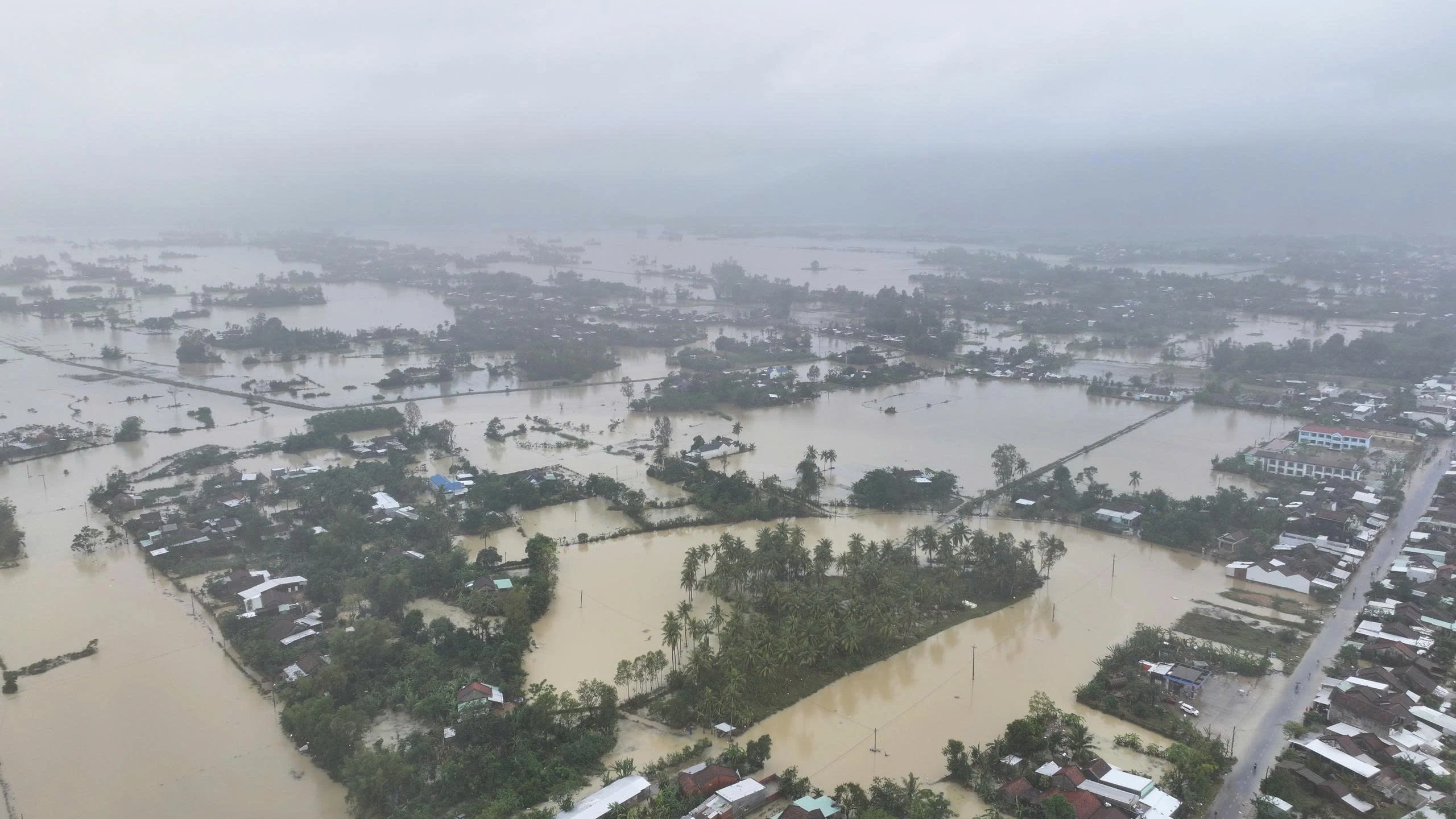 Biển nước mênh mông ở vùng rốn lũ Đắk Lắk nhìn từ trên cao
