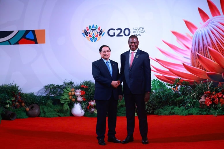 ທີ່ກອງປະຊຸມຄັ້ງນີ້, ທ່ານນາຍົກລັດຖະມົນຕີ ຟ້າມບິ່ງມິງ ຈະແບ່ງປັນ, ຕີລາຄາ ແລະ ແນະນຳບັນດາຂໍ້ສະເໜີທີ່ສຳຄັນຂອງບັນດາປະເທດ ປະກອບສ່ວນສ້າງຄວາມເປັນລະບຽບຮຽບຮ້ອຍທາງເສດຖະກິດສາກົນ ແລະ ລະບົບການປົກຄອງເສດຖະກິດໂລກທີ່ຍຸດຕິທຳ, ເປັນເອກະພາບ ແລະ ຍືນຍົງ - ພາບ: VGP/Nhat Bac.