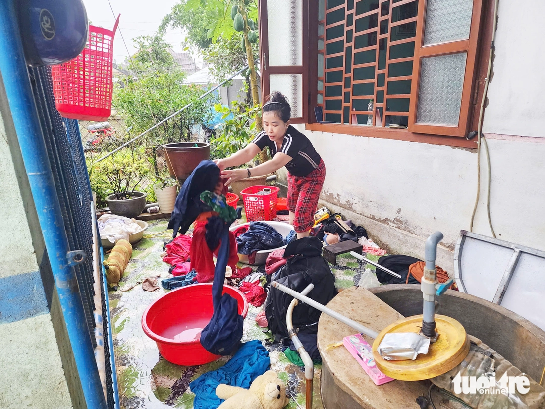 Hartverscheurende en tragische beelden van de overstroming van Hoa Thinh - Foto 5.