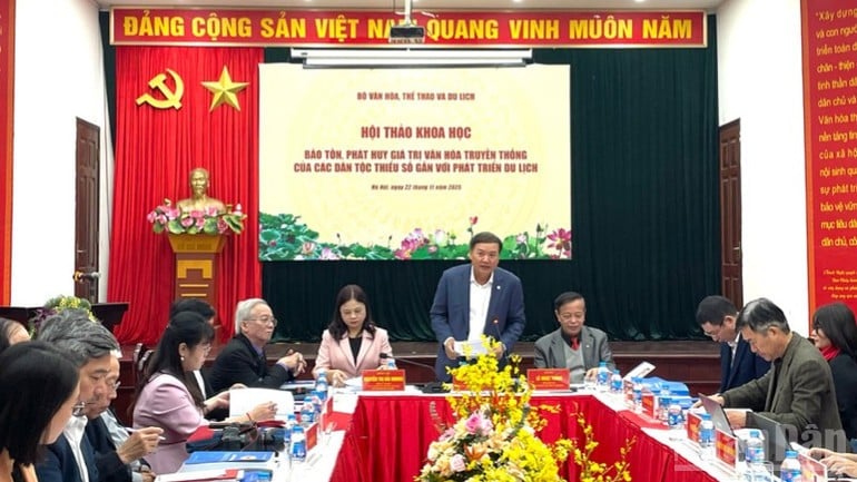 Directeur van de afdeling Cultuur van Vietnamese etnische groepen Trinh Ngoc Chung hield de openingstoespraak.