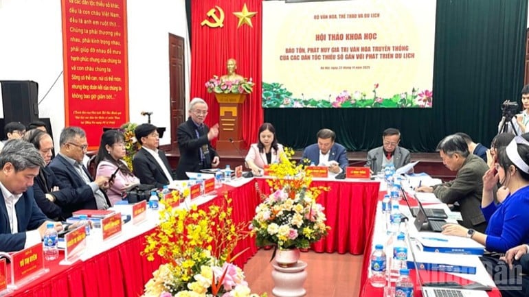 Universitair hoofddocent Dr. Lam Ba Nam, voorzitter van de Vietnamese Vereniging voor Etnologie en Antropologie, besprak dit.