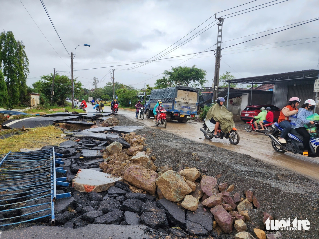 Hartverscheurende en tragische beelden van de overstroming van Hoa Thinh - Foto 16.