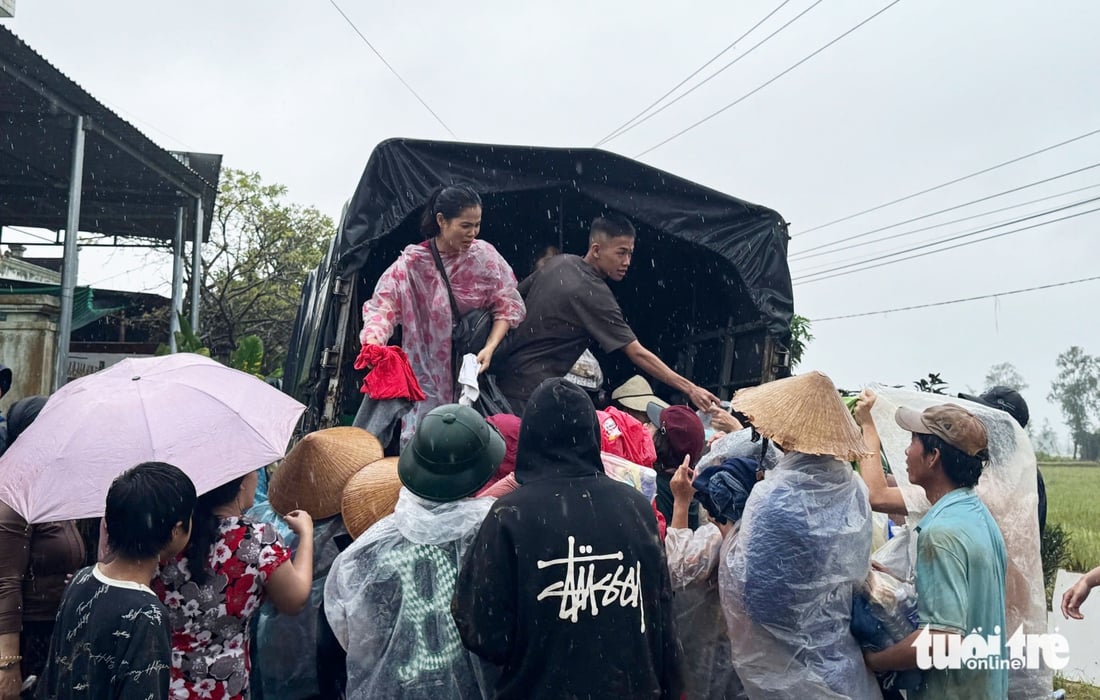 Hartverscheurende en tragische beelden van de overstroming van Hoa Thinh - Foto 18.