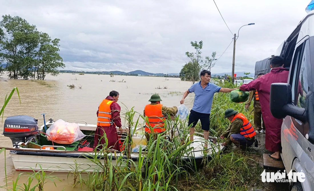 Hartverscheurende en tragische beelden van de overstroming van Hoa Thinh - Foto 21.