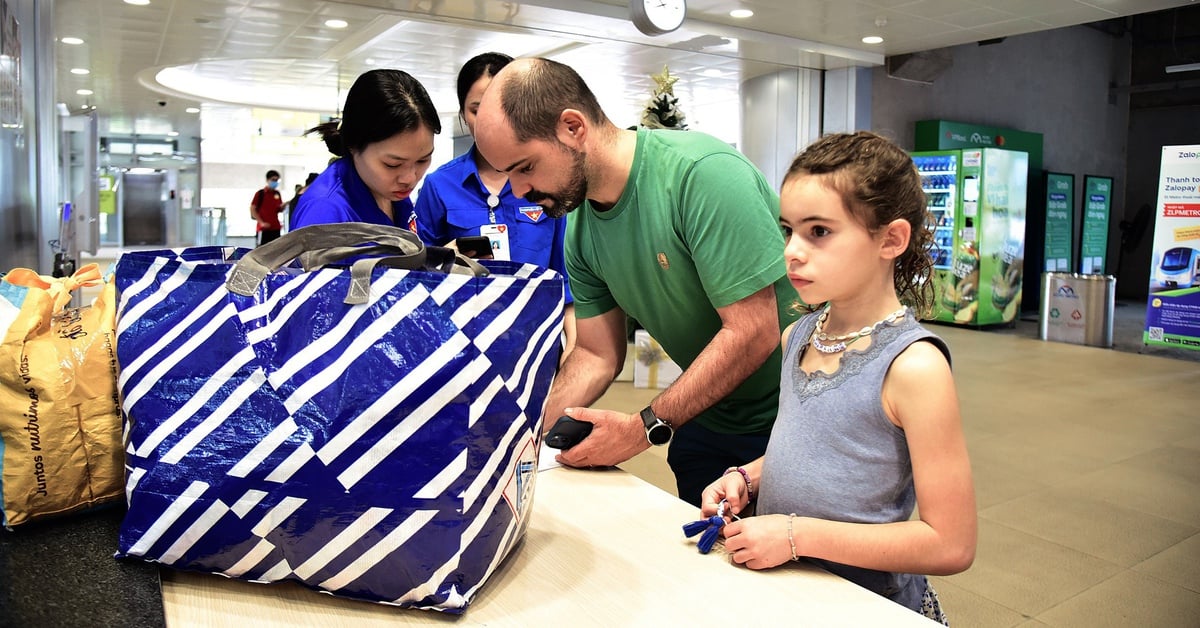 Người Việt, người nước ngoài chung tay 'gửi yêu thương' đến bà con vùng lũ