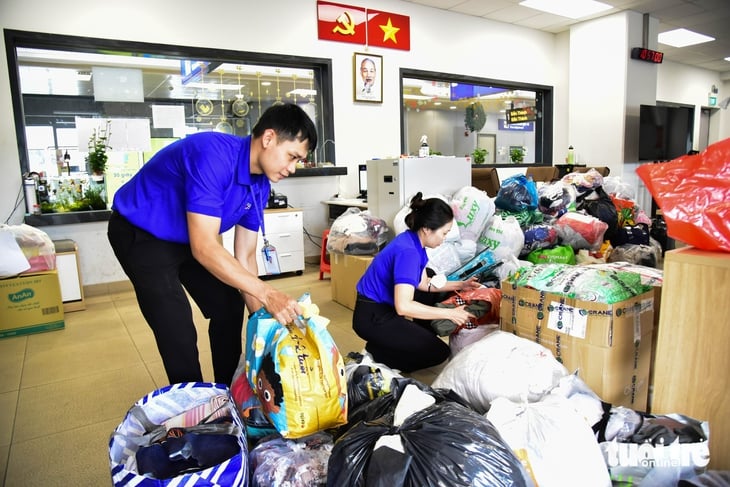 Người Việt, người nước ngoài chung tay 'gửi yêu thương' đến bà con vùng lũ  - Ảnh 2.