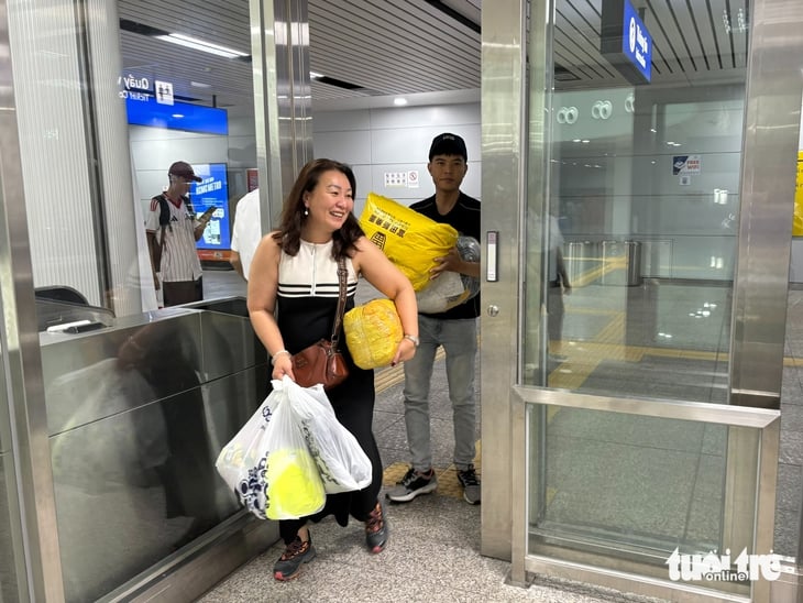 Người Việt, người nước ngoài chung tay 'gửi yêu thương' đến bà con vùng lũ  - Ảnh 3.