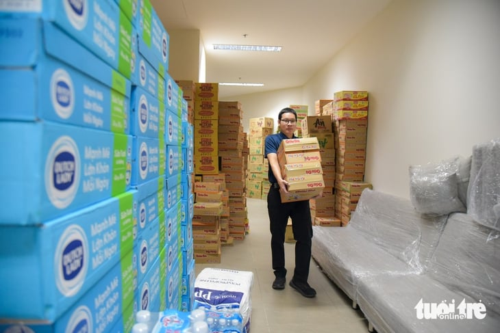 Người Việt, người nước ngoài chung tay 'gửi yêu thương' đến bà con vùng lũ  - Ảnh 4.